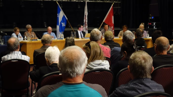 Le maire, Jérémy Laplante, entouré des conseillers et conseillères de Paspébiac, devant les citoyens présents à la séance extraordinaire.