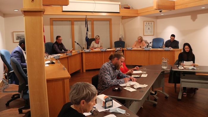 Le conseil municipal de Gaspé lors de la séance du 28 septembre 2021.