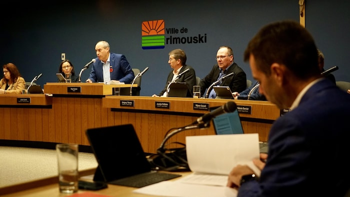 Guy Caron et d'autres élus rimouskois lors d'une séance publique du conseil.