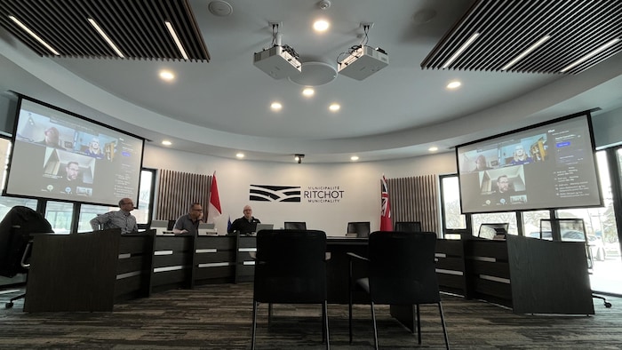 Des élus sont assis dans une salle de réunion ronde du conseil municipal de Ritchot. 