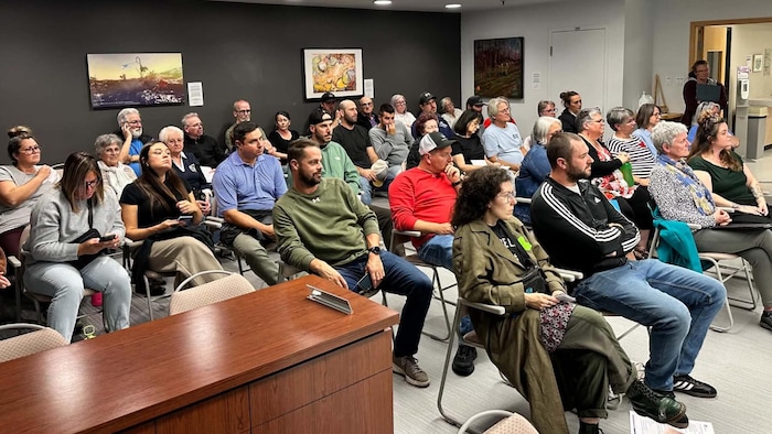 Une cinquantaine de personnes assistent au conseil municipal de Rouyn-Noranda.
