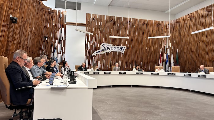 Une séance du conseil municipal de Saguenay.