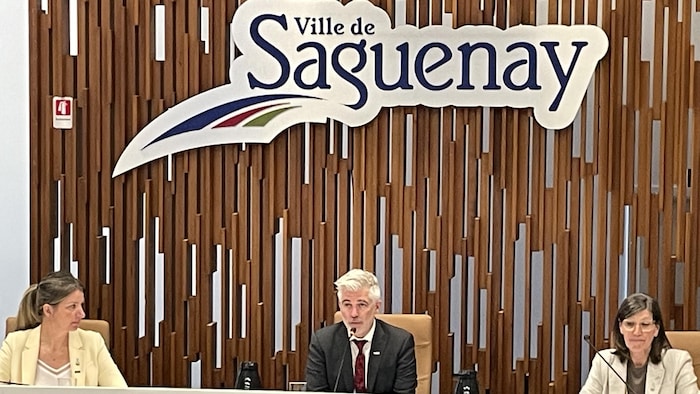 Luc Boivin prend la parole sur une scène.