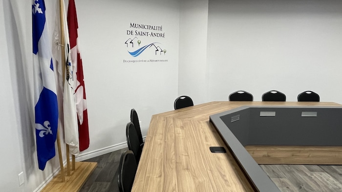Les chaises vides du conseil municipal de Saint-André-du-Lac-Saint-Jean.