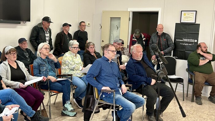 Des citoyens à la séance du conseil municipal de Saint-André-de-Restigouche.