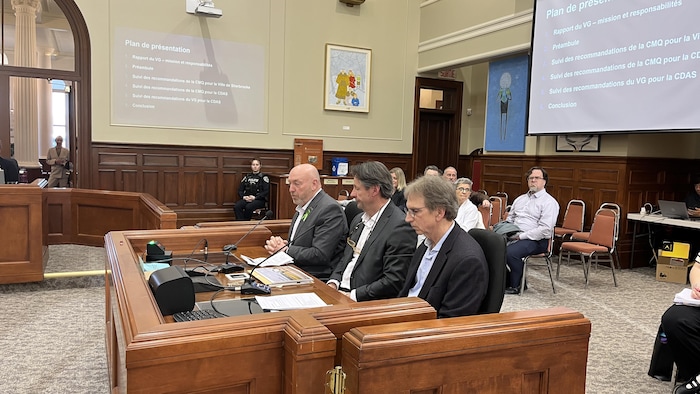 Les trois hommes sont au conseil municipal.