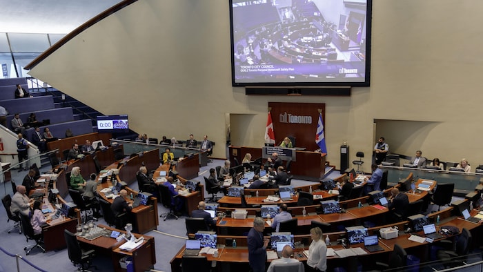 Les conseillers municipaux de Toronto réunis à l’hôtel de ville de Toronto le 22 avril 2026 pour une séance du conseil municipal.