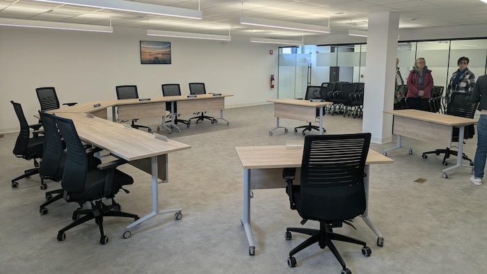 La nouvelle salle du conseil municipal est vitrée.