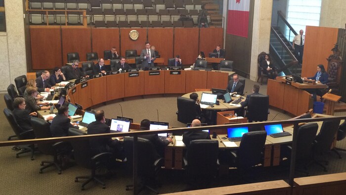 Vote du conseil municipal de Winnipeg pour l'abandon du projet Marion-Archibald et pour trouver une autre option, plus abordable.