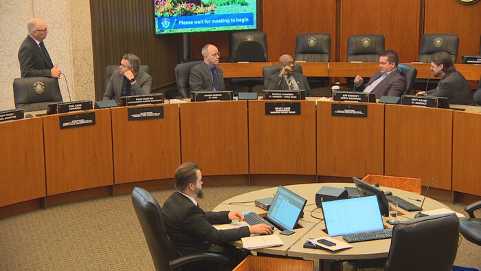 Des élus municipaux de Winnipeg dans la salle du conseil à l'hôtel de ville de Winnipeg, le 30 avril 2025. 