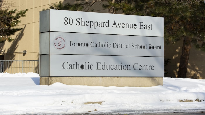 L'enseigne des bureaux du conseil scolaire catholique anglais de Toronto.