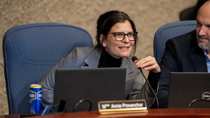 Annie Provencher autour de la table du conseil.