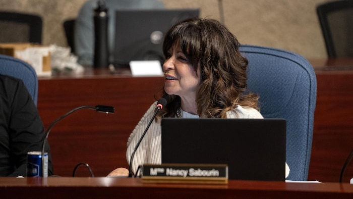 Nancy Sabourin autour de la table du conseil.
