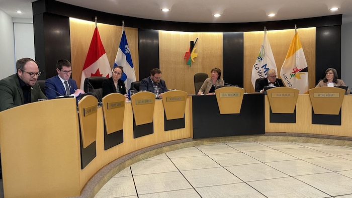 Le conseiller Benjamin Turcotte répond aux citoyens lors de la séance du conseil.