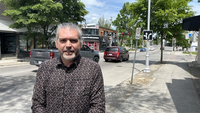 Jimmy Bouchard sourit à la caméra.