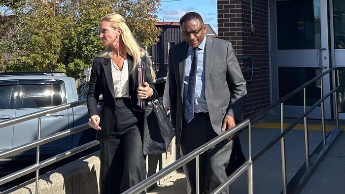 Une photo de Michael Thompson et de son avocate, Leora Shemesh.