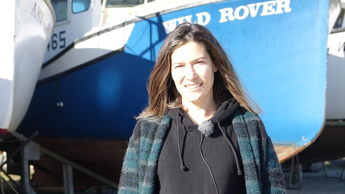 Nancy Clark, photographiée devant un bateau.