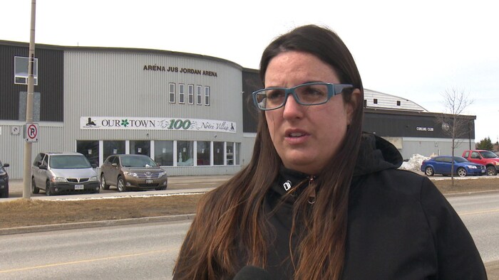 La conseillère municipale Stéphanie Giguère estime que le départ des Eskis fait mal financièrement à la ville d'Iroquois Falls.