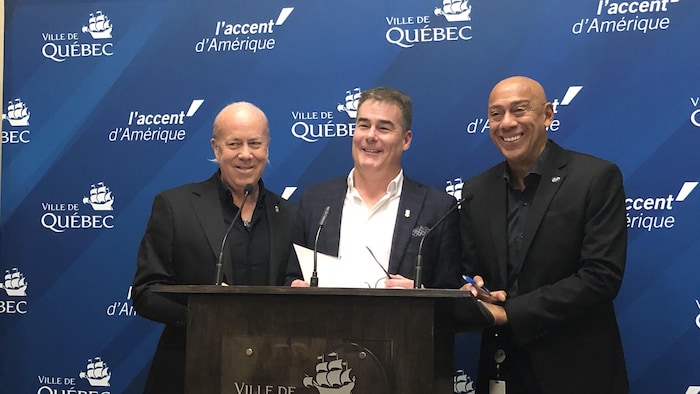 Trois conseillers du parti Équipe Priorité Québec sourient derrière un lutrin.