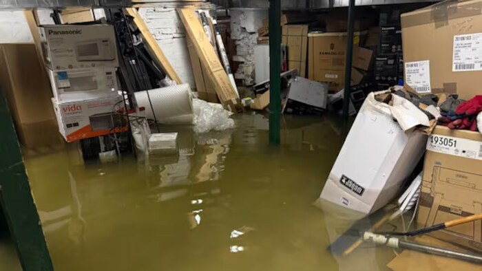 Des objets envahis par l'eau.