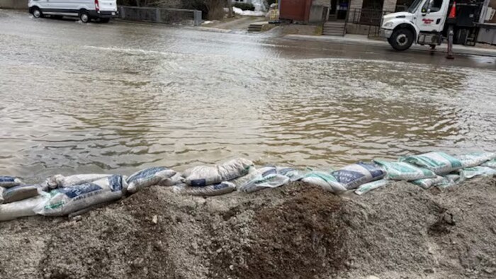 Des sacs de stable installés pour empêcher l'eau de déborder.