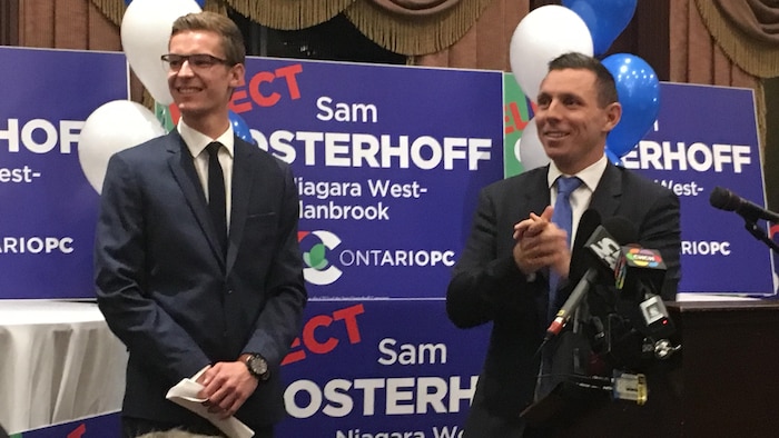 Sam Oosterhoff et le chef conservateur Patrick Brown célèbrent la victoire.