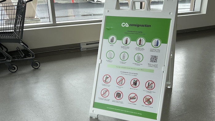 Un panneau indique les contenants acceptés au Consignaction+.