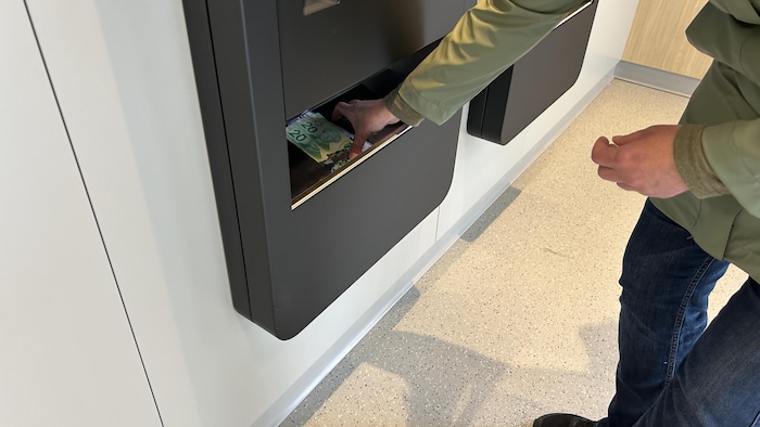 Une cliente de Consignaction récupère son argent.