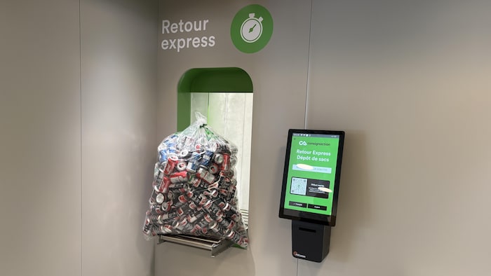 Un sac de canettes déposé sur un convoyeur.