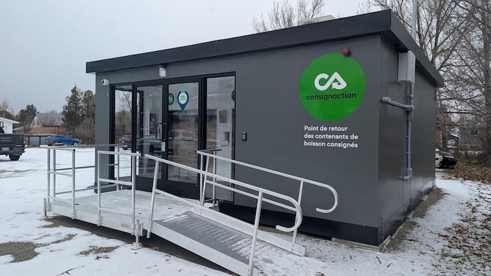 Le kiosque est installé dans le stationnement du IGA de Lorrainville.