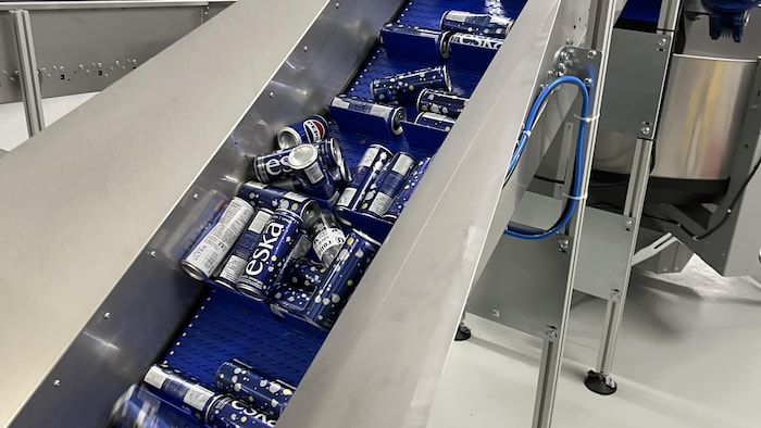 Elles sont acheminées sur un tapis roulant.