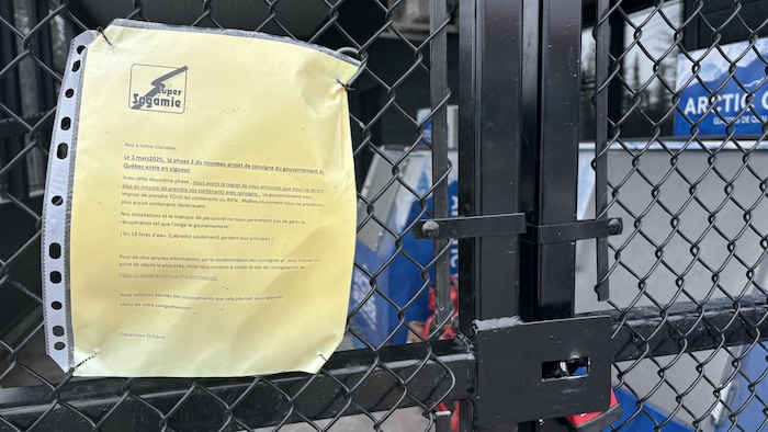 Une affiche sur une clôture.