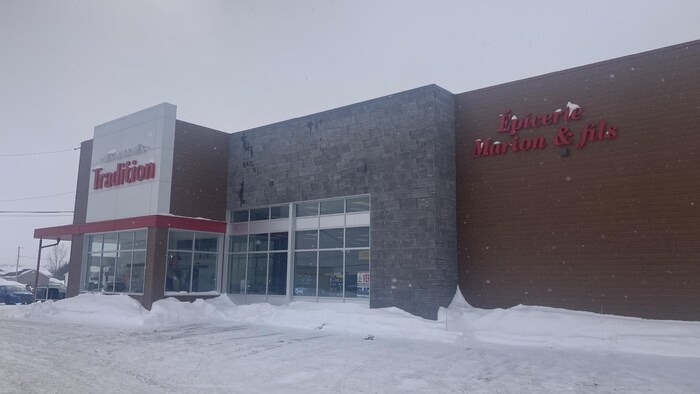 Vue sur la façade d'une épicerie.   