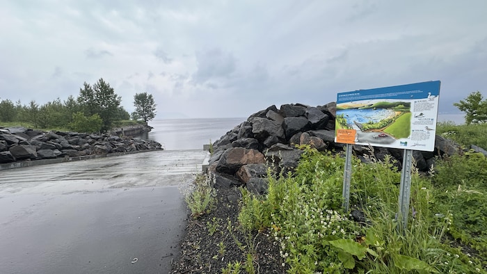 Une rampe de mise à l'eau.