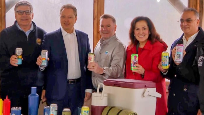 Todd McCarthy lève une canette d’alcool au milieu d’autres représentants au parc provincial Bronte Creek le 15 avril 2026.