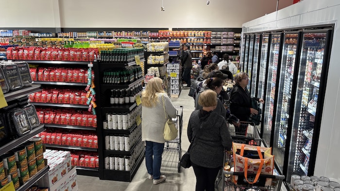 Des clients dans l'épicerie.