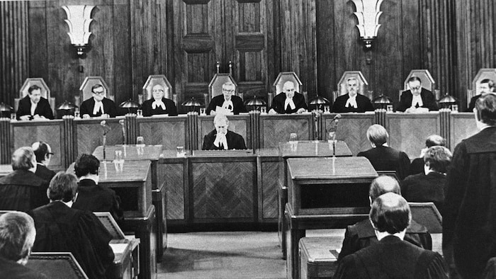 Photo d'archive sur laquelle on voit les neuf juges de la cour suprême rendrent leur verdict devant l'audience.