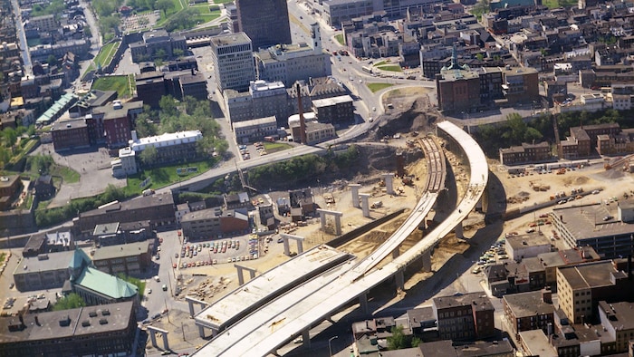 Une photo aérienne du chantier de l'autoroute Dufferin.
