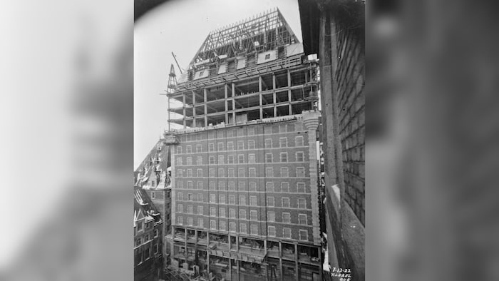 La construction de la tour centrale du Château Frontenac, à Québec.