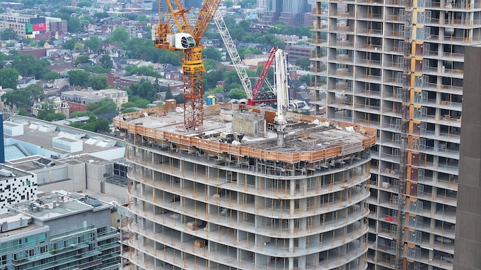 مبنيان سكنيان قيد الإنشاء في تورونتو.