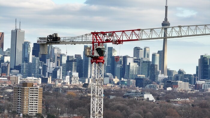 Vue aérienne (drone) d'une journée ensoleillée et sans neige dans le quartier de Junction, à l'ouest de Toronto. Prise le 10 février 2024