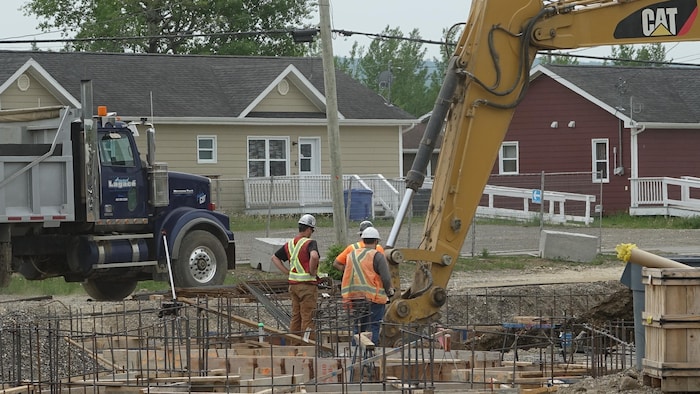 Des gens sur un chantier.