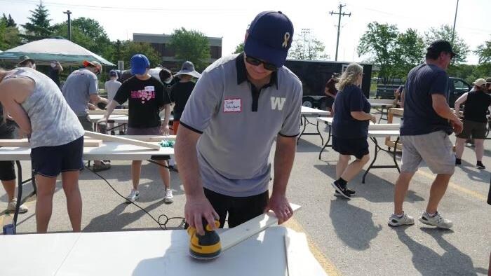 Scott Gilligham en train de polir une planche.