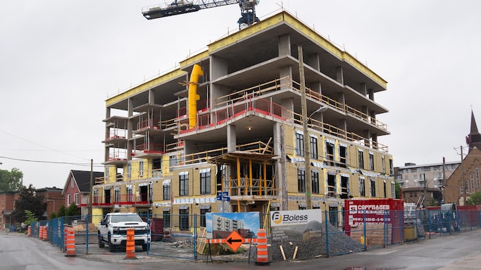 Un bâtiment en construction.