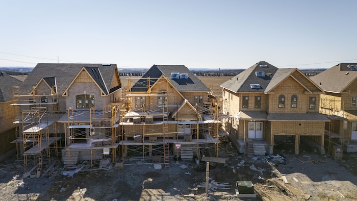 Un lotissement en cours de construction à New Tecumseth, en Ontario, est photographié le 1er avril 2025.