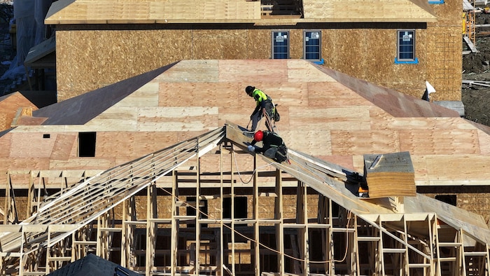 Images aériennes de la construction d'un ensemble résidentiel unifamilial à Bond Head, Ontario, au nord de Vaughan.