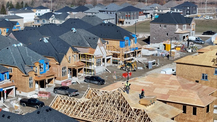 Images aériennes de la construction d'un ensemble résidentiel unifamilial à Bond Head, Ontario, au nord de Vaughan. Prise de vue le 1er mars 2024