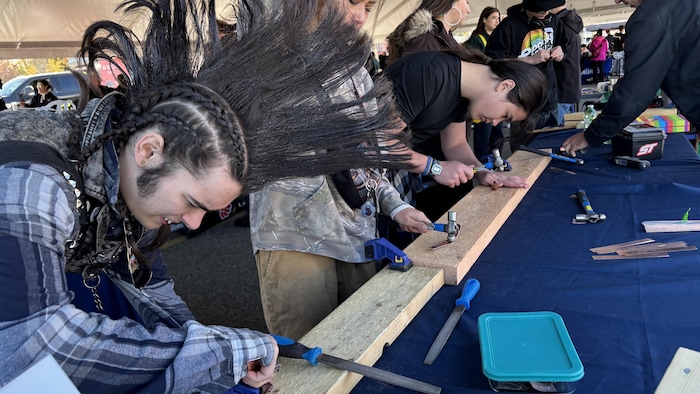 Des jeunes utilisent des matériaux de construction.