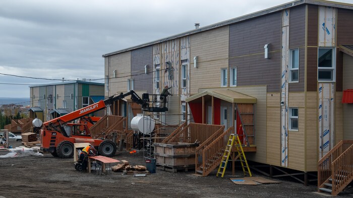 Des gens travaillent sur un chantier de construction.