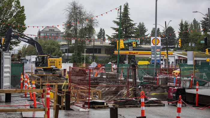 Un chantier de construction au centre d'une intersection à Vancouver, le 9 juin 2022.